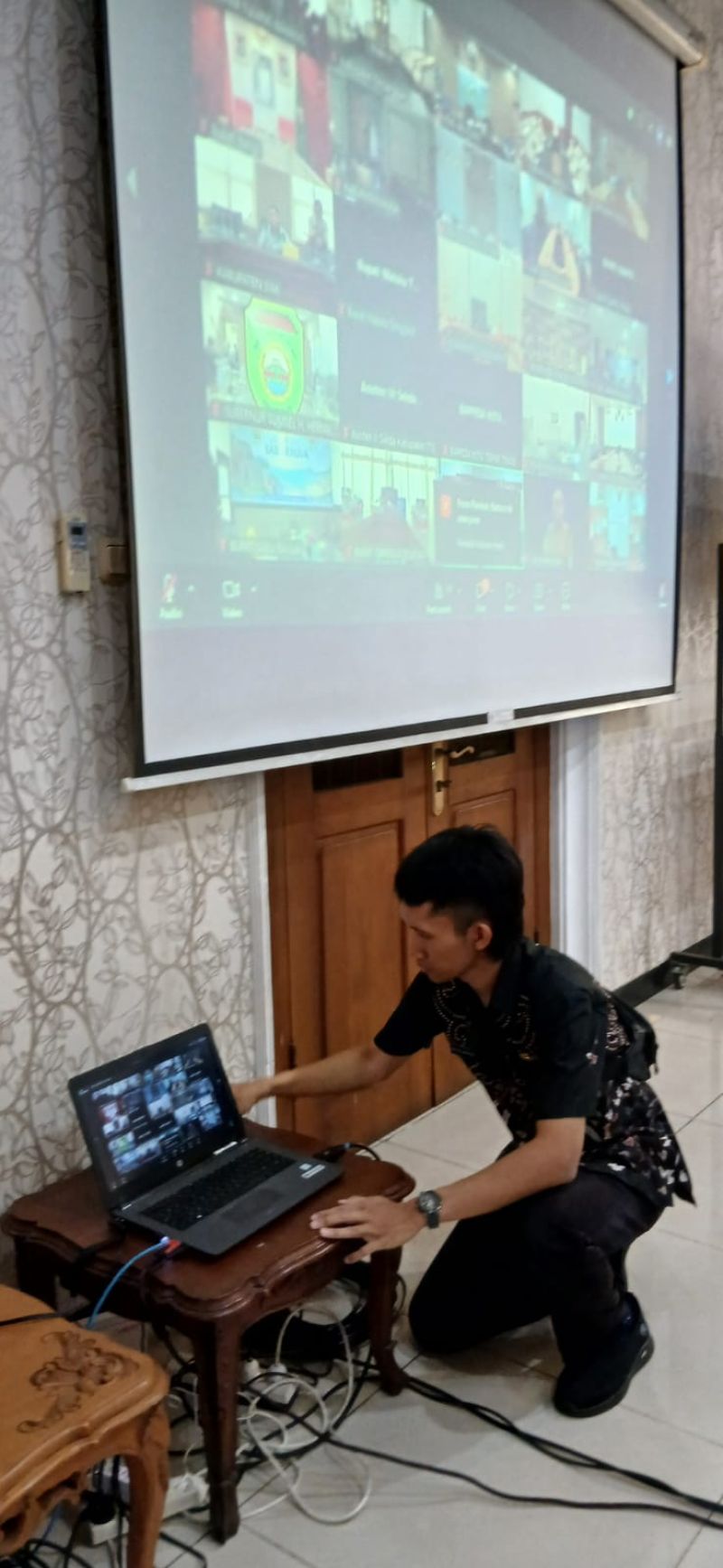 Tim Teknis Diskominfo Siapkan Fasilitas Zoom Bupati untuk Rapat Kerja Komisi II DPR RI