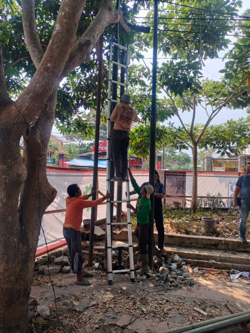 Dukung Penataan Kawasan Pendopo Pengayoman, Dinkominfo Laksanakan Pembongkaran Tiang dan Kabel Fiber Optik