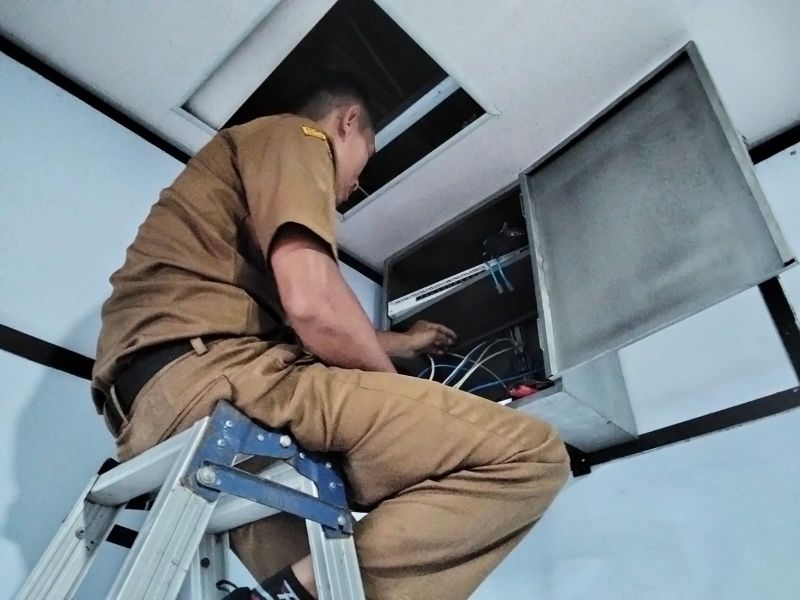Tim Jaringan Dinkominfo Perbaiki Router Rusak, Konektivitas Jaringan Kembali Optimal