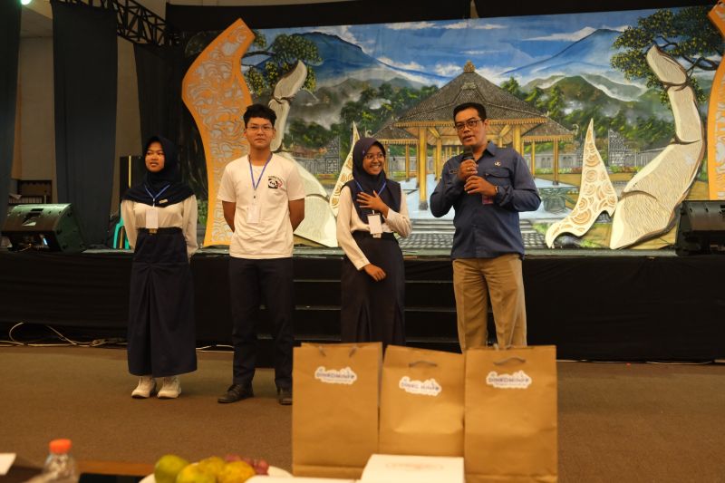 Dinkominfo Berbagi Edukasi Keamanan Bermedia Sosial dalam English Edu Journalism
